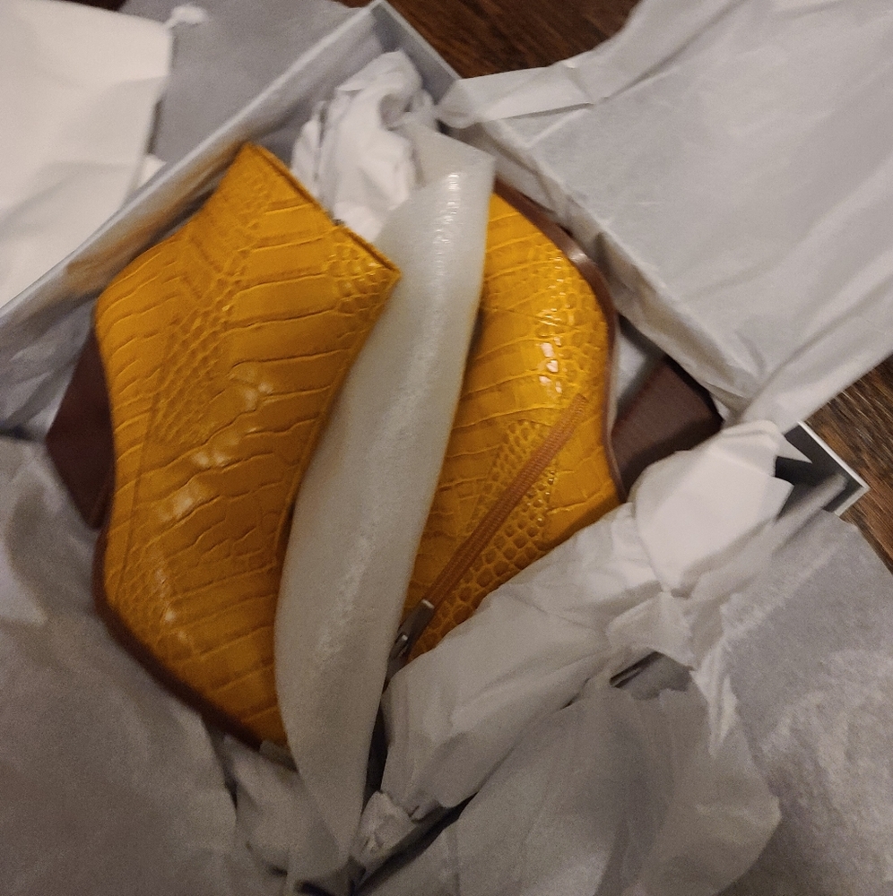 VINCE CAMUTO ANIKAH BOOTIES